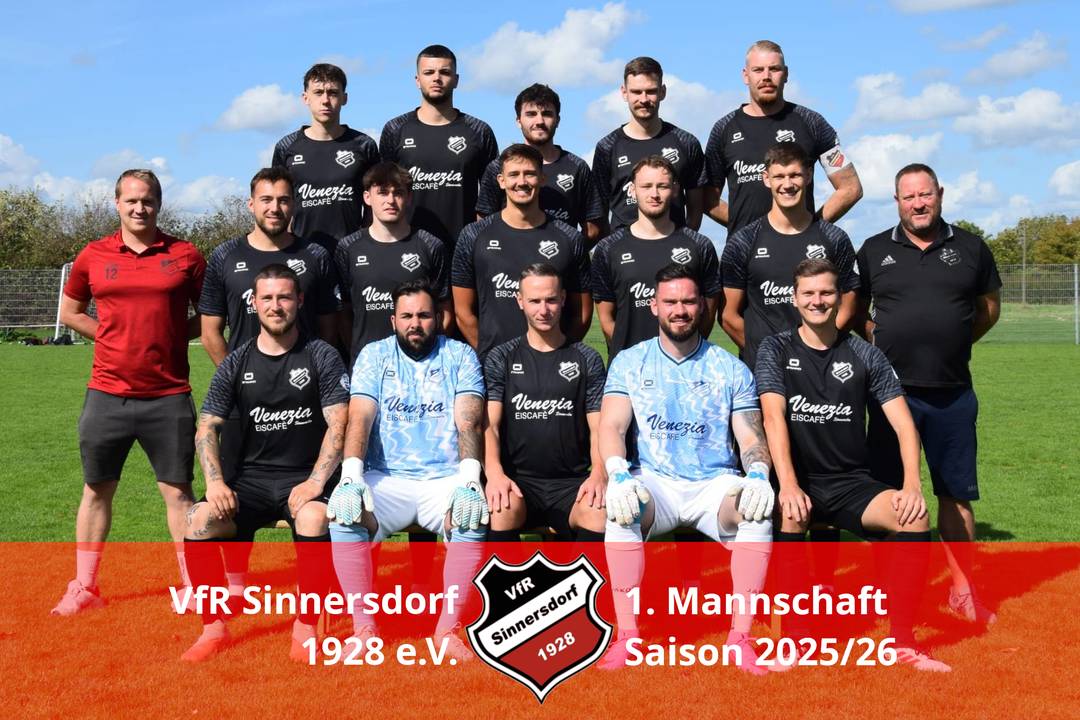 Mannschaftsfoto der 1. Mannschaft mit Trainern und Betreuern aus der Saison 25/26