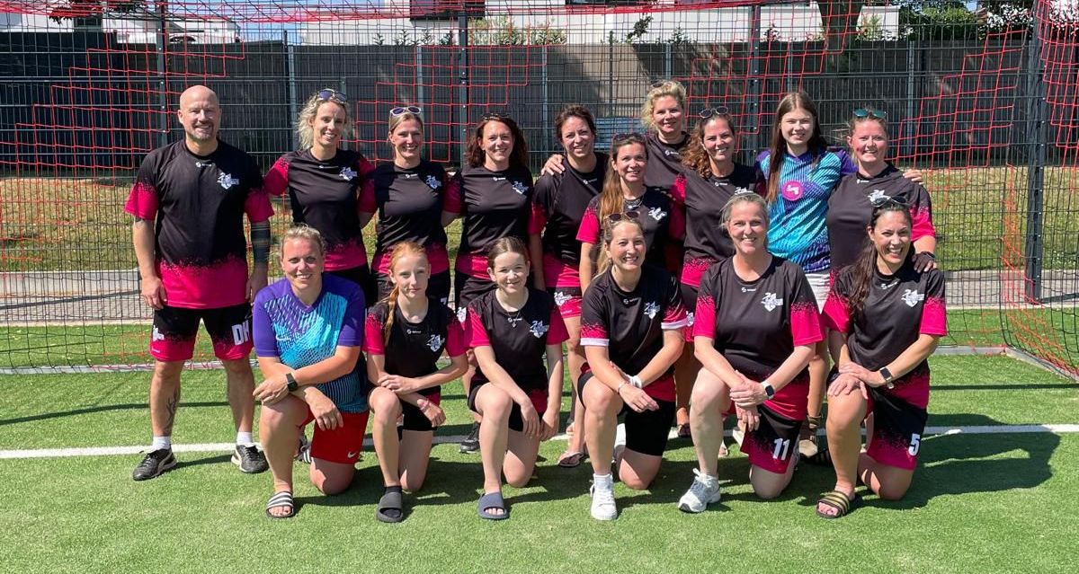 Mannschaftsfoto der Momchester United 2025 mit Trainer 